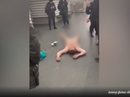 Полиция Петербурга задержала голого мужчину на станции метро "Невский проспект"