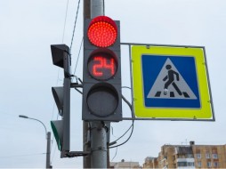 Первый в Петербурге светофор c функцией Face ID установили на проспекте Тореза  