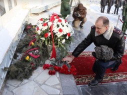 Начальник УФСИН Якутии возложил цветы к  мемориалу «Журавли над Ильменем»