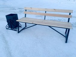 В Якутии осужденные изготовили скамейки и урны для поселка Зырянка