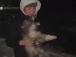В якутском поселке девушка выкинула щенка в овраг и сняла это на видео ВИДЕО 18+