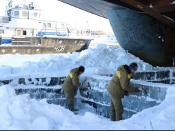 В Якутске осужденные проводят выморозку судов в Ленском бассейне