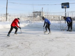В исправительной колонии №1 Якутска осужденные соорудили каток для игры в хоккей