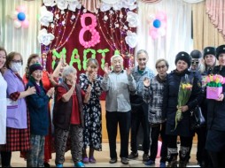 Сотрудницы ИК № 7 поздравили  женщин из республиканского дома-интерната Якутска