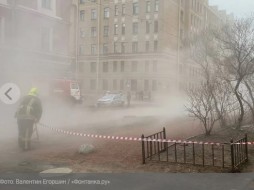 В Петербурге автомобиль с детьми провалился в яму с кипятком