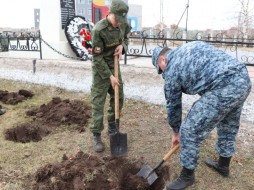 Сотрудники СИЗО Якутска и кадеты посадили саженцы возле памятника павшим в ВОВ воинам 