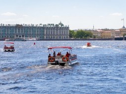 В Петербурге открылась паромная переправа – дублер Биржевого моста