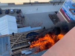 В Якутске загорелся торговый центр "Илин Энэр". Эвакуировано и спасено 26 человек