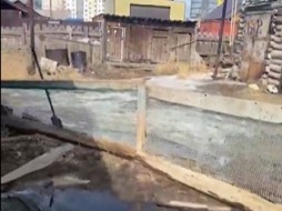 В Якутске талыми водами подтопило около 30 многоквартирных аварийных домов