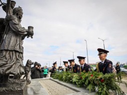 В Якутске возложили цветы к стеле Победы в память о воинах-якутянах