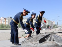 Сотрудники УФСИН Якутии возложили цветы к монументу  «Воинам-победителям»