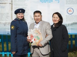 Коллектив УФСИН Якутии передал многодетной семье Ксенофонтовых сертификат