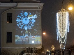 Новогодние световые проекции с детскими рисунками украсили фасады петербургских зданий