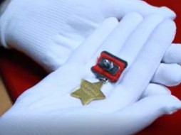Следователь передала жителю Москвы Илье Марьясову медаль «Золотая Звезда», утерянную 30 лет назад