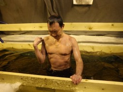 Айсен Николаев принял участие в крещенских купаниях