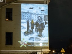 Световые проекции в честь Ленинградской Победы украсили фасады зданий Петербурга 