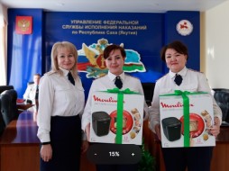Женсовет УФСИН Якутии передал семьям мобилизованных граждан кухонную технику