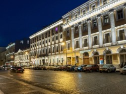 Фасады зданий на Итальянской улице и площади Искусств Петербурга украсила новая художественная подсветка