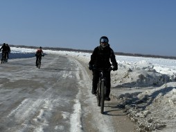 В Якутске велосипедист открыли велосипедный сезон покатушкой в 50 км по скользкому льду
