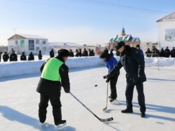 В исправительной колонии № 1 Якутска осужденные сыграли в хоккей