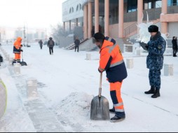 Осужденные к принудительным работам помогают очищать тротуары и дороги Якутска от снега и наледи