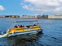 Паромная переправа у Биржевого моста в Петербурге за первую неделю перевезла 2,5 тыс человек