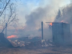 В поселке Жатай в Якутии из-за пала загорелись частные строения 