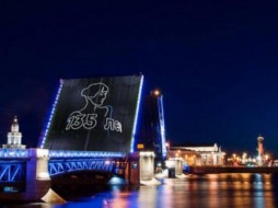 Дворцовый мост Петербурга украсит лазерный портрет Анны Ахматовой