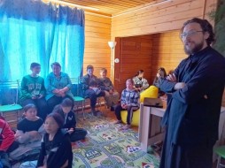 При церкви в Усть-Майском районе Якутии открылся книжный и киноклуб для детей