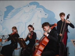 В Якутске перед осуждёнными выступили музыканты на скрипках и виолончели