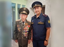 В Якутии поздравили с 90-летием ветерана УФСИН 
