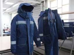 В исправительной колонии №1 Якутска осужденные шьют зимние костюмы для скорой помощи