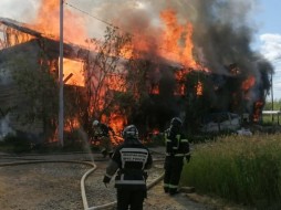 В Якутске сгорел деревянный многоквартирный дом 