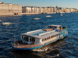 Школьникам из Курской области организовали экскурсию по водному Петербургу