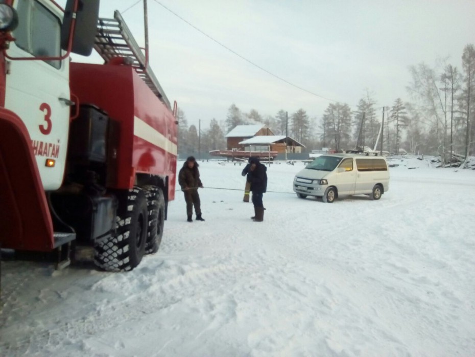 В Якутии пожарные спасли автомобилиста