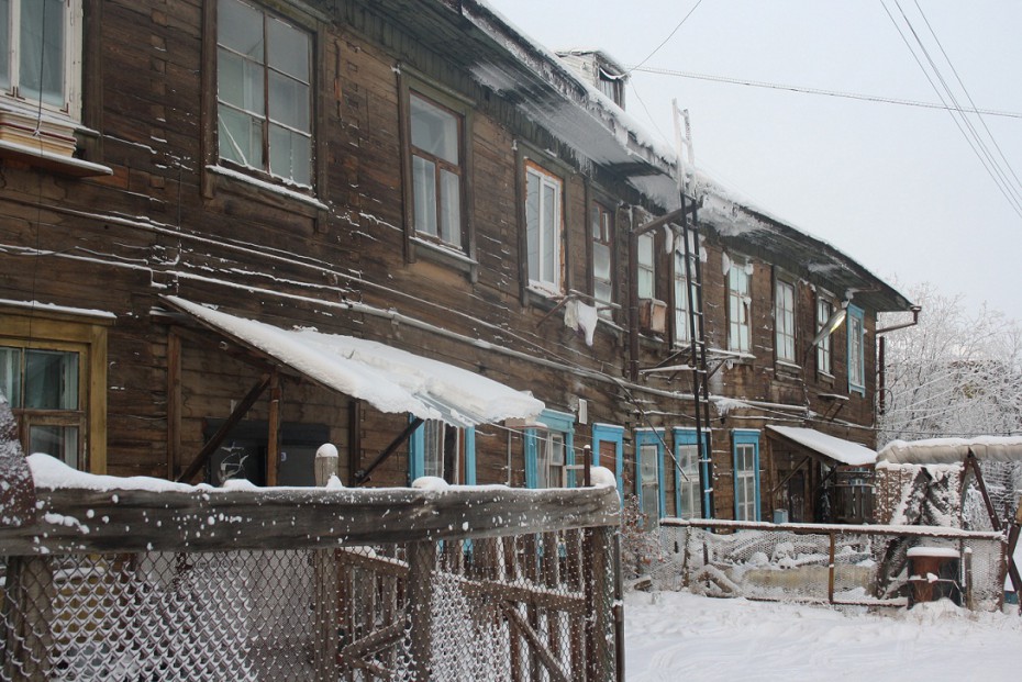 В Якутске на улице Губина вот-вот развалится деревянный дом