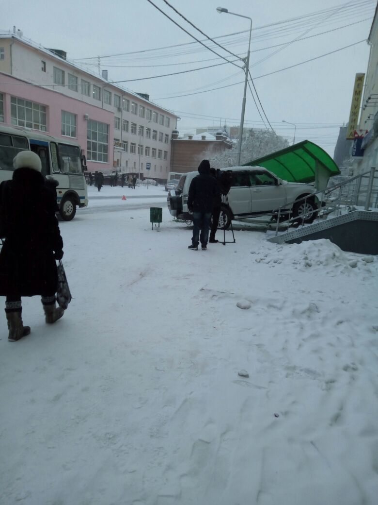 В Якутске водитель снес остановку