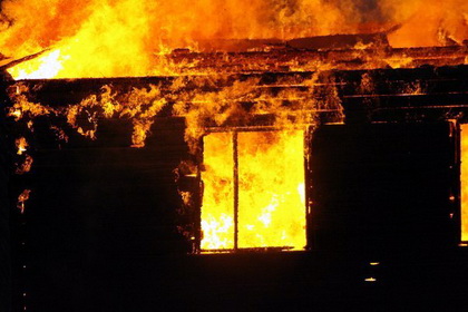 В поселке Газовиков в Якутске сгорели гараж и две машины