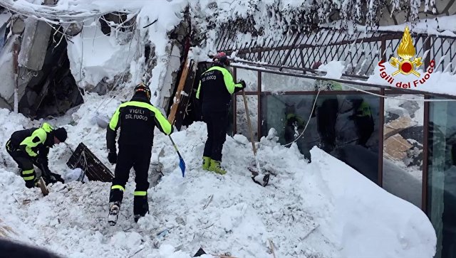 Итальянские спасатели обнаружили тело седьмой жертвы схода лавины на отель 