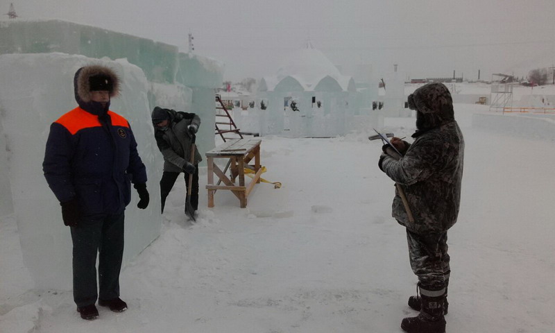  ГИМС провела беседу с рыбаками и строителями ледового городка
