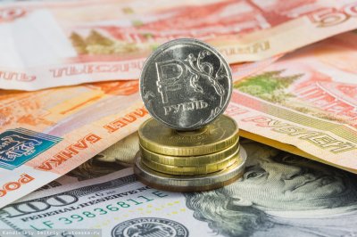Доллар опустился ниже 58 рублей впервые с июля 2015 года‍