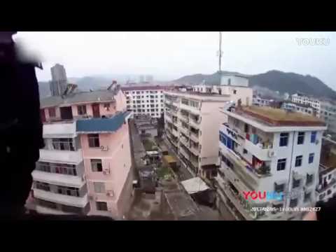 Китаец поймал жену за волосы и спас ее от падения с крыши‍ 