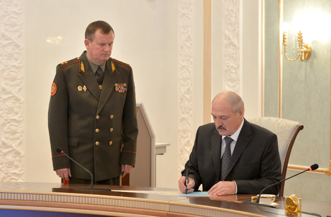 Лукашенко: Беларусь не собирается сворачивать военное сотрудничество с Россией из-за разногласий в других сферах