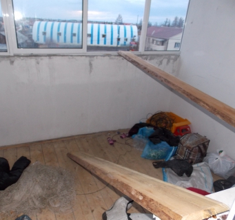 В Верхневилюйске с балкона третьего этажа выпали двое детей