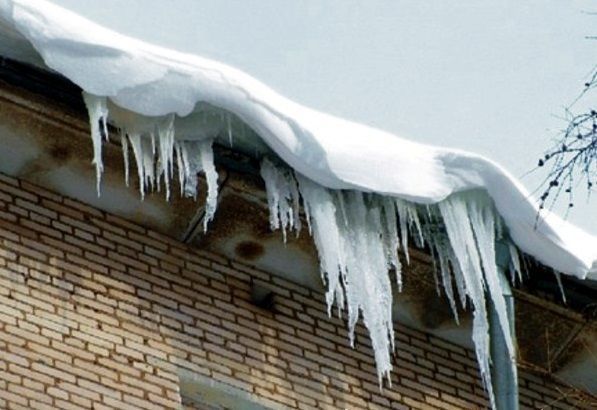 В Белой Горе пенсионерку убило упавшим с крыши снегом 