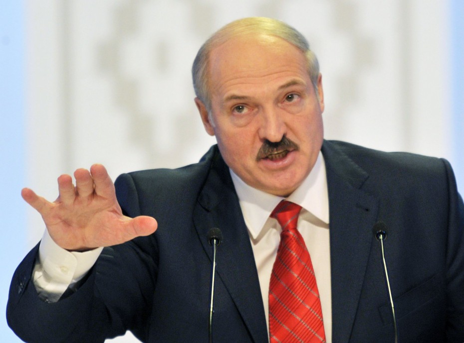 "Бросают ложку дегтя в бочку меда" - Лукашенко ответил российским СМИ о сотрудничестве с Беларусью