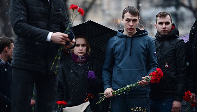 Премьер Медведев распорядился оказать помощь пострадавшим и родственникам погибших в теракте в метро в Петербурге 