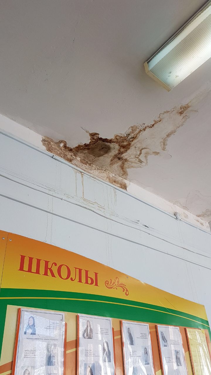 ФОТОФАКТ: В Якутске в 26-й школе протек потолок