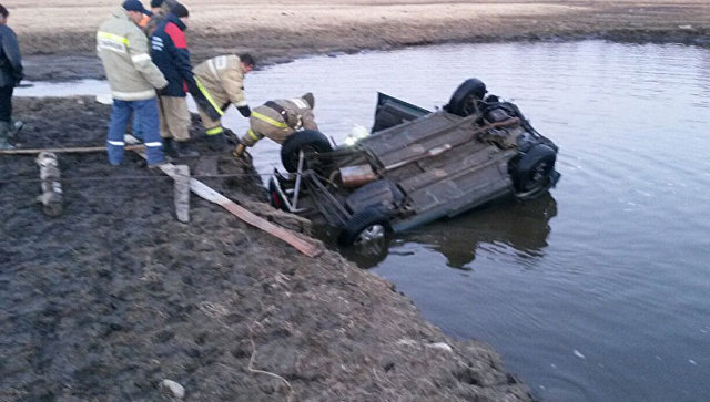 В Якутии два человека погибли в результате падения автомобиля в реку