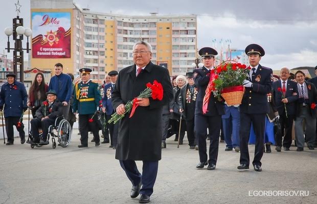 Глава Якутии возложил цветы к монументу «Воинам–победителям»